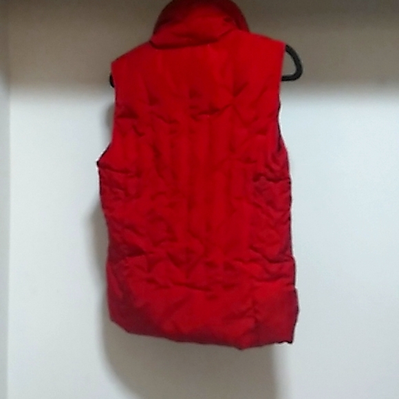 Women's red vest. - Picture 7 of 8